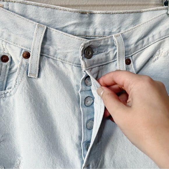 Levi’s Women’s Size 28 Red Tab 501 Skinny Straight Jeans Destructed Light Indigo - Picture 8 of 16